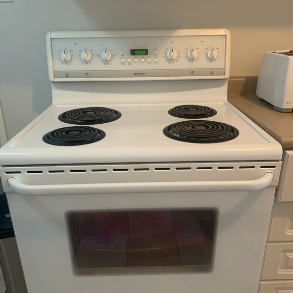 Frigidaire white stove - Picture 3 of 3